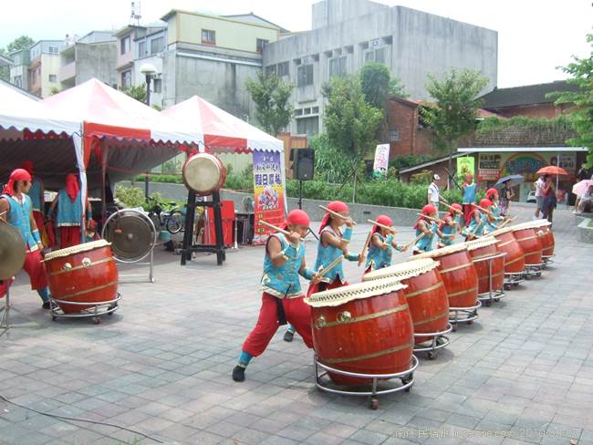 南庄翔飛獅鼓隊假日常在廣場演出