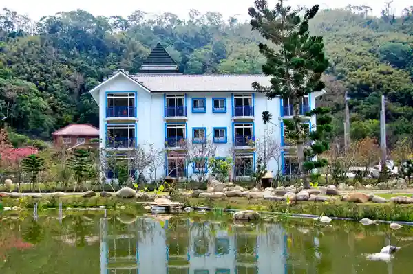 餐廳與池畔風景