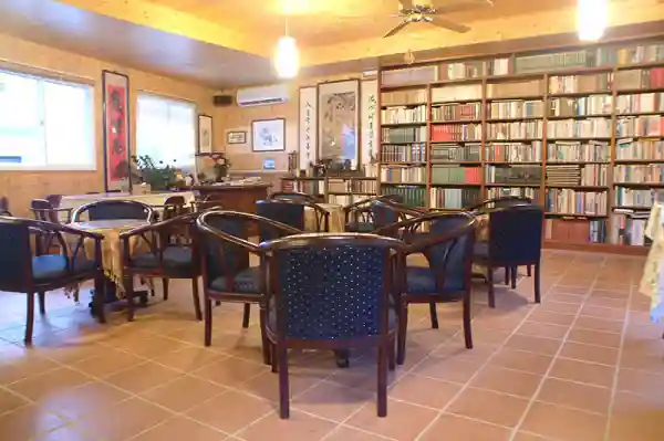 圖書風格餐廳與服務中心