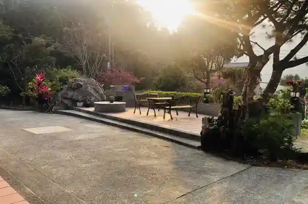 民宿前的休息區