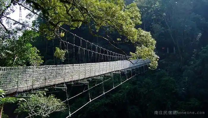 神仙谷吊橋連接對岸的石門步道。吊橋兩端除了有寬敞的觀景台，也以泰雅傳統圖騰裝飾。