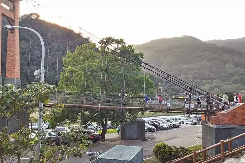 直接開到吊橋附近停車