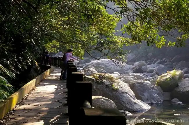 護魚步道沿途依地形林相與天然景觀融合，水聲潺潺而流，可感受與體驗溪流生態之美景