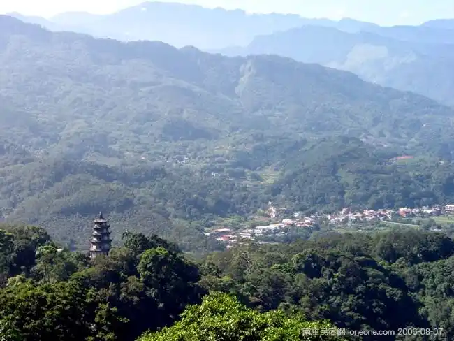 巧妙與山景融合的獅頭山獅山靈塔