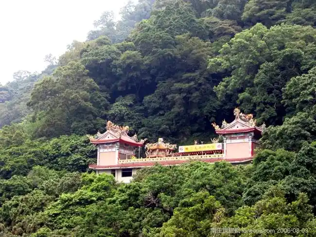 獅頭山舍利洞內部大殿主祀西王金母，副祀瓊花金母、地母娘娘、九天玄女，左殿祀奉釋迦牟尼佛，右殿祀奉觀世音菩薩，堂殿建築同樣一半嵌於天然岩洞內。