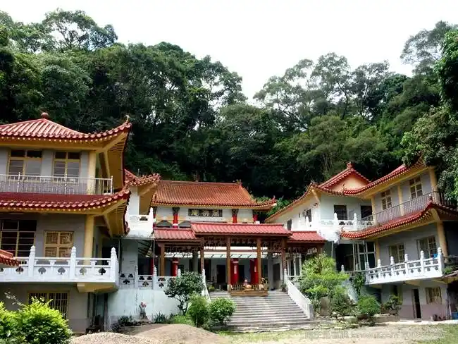 獅頭山萬佛庵 獅山古道健行，若由獅尾牌樓旁的獅山步道入山，第一站就是離入口500公尺外萬佛庵，入庵後會看到很多可愛的小沙彌的雕像，入口的護法金剛，雕得滿精緻的，給人容易親近的感覺，正殿供奉的是千手千眼觀世音菩薩。