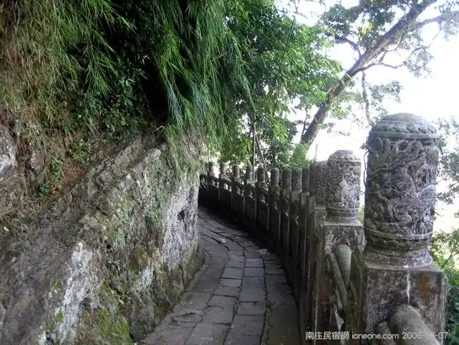 獅頭山舍利洞沿著山壁環繞的至開善寺步道