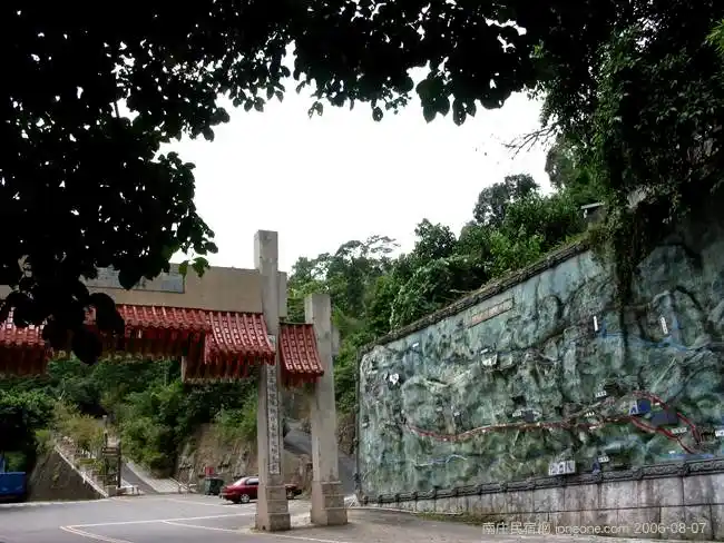 獅頭山風景區以古寺名剎、登山步道受到遊客歡迎，其中由獅尾登山口往上走，是一般遊客最常走的路線。