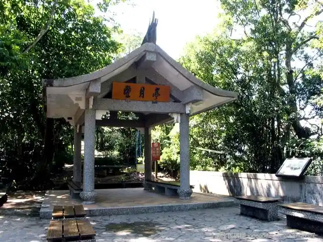 接近獅頭山的頂點，有一亭名為「望月亭」，是新竹與苗栗的縣界，界碑矗立在此處，相當顯眼，遊客及登山客多在此處歇腳，享受徐徐涼風，欣賞山景之美。