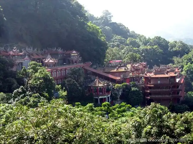 獅頭山勸化堂是獅頭山較早成立的寺廟之一，內供奉玉皇大帝，廟宇內充滿了各式各樣的浮雕、木雕、石雕以及彩繪等，細緻精巧且金碧輝煌，是個廟宇文化愛好者喜愛的視覺享受殿堂。