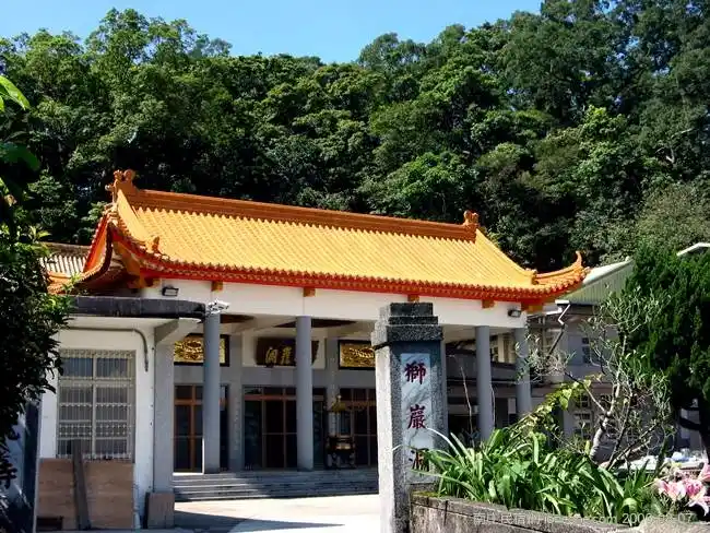 元光寺是獅頭山眾寺廟中海拔最高者，依天然之岩洞修建而成，原名為獅巖洞，於清光緒21年（西元1895年）由普捷和尚開山，為獅頭山開山祖廟之一，日後陸續修建而成今日具規模的樣貌，內奉祀釋迦牟尼佛、觀世音菩薩等。