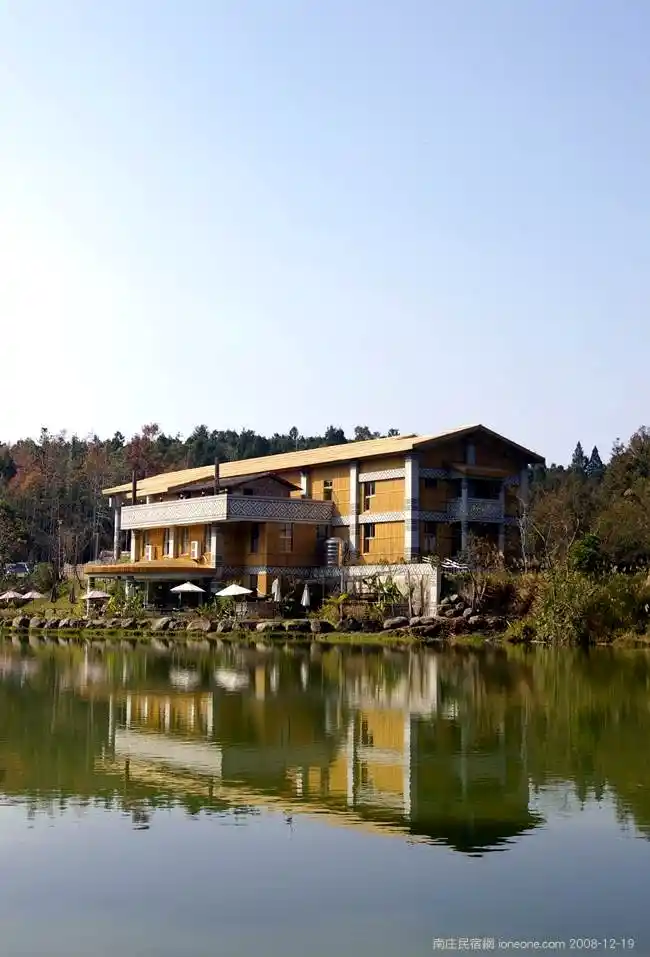 可沿著向天湖的湖邊步道漫遊向天湖可順時鐘或逆時鐘走，從賽夏民俗文物館走逆時鐘；亦可從停車場走順時鐘接通,湖面有光天高山倒映的山景彷彿似一幅美麗的畫作