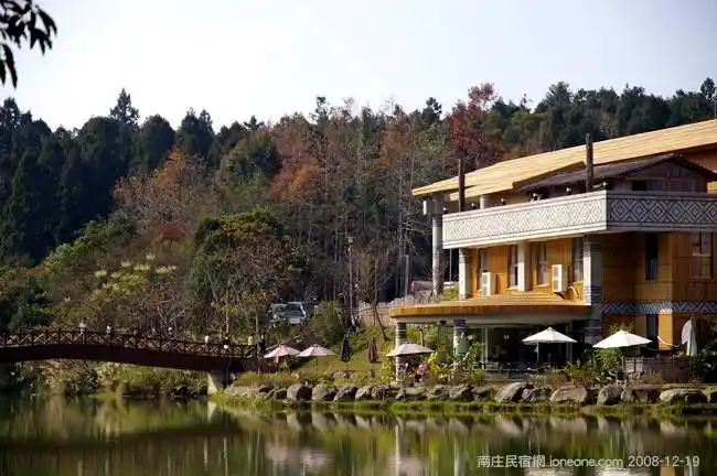 南庄向天湖擁有著名的高山湖─向天湖，以及賽夏族神聖祭典:巴斯達隘祭場（矮靈祭），還有典藏原民文化的賽夏文物館,情人橋連接湖對岸向天湖民宿，湖面有波光粼粼倒映的山景，煞是美麗